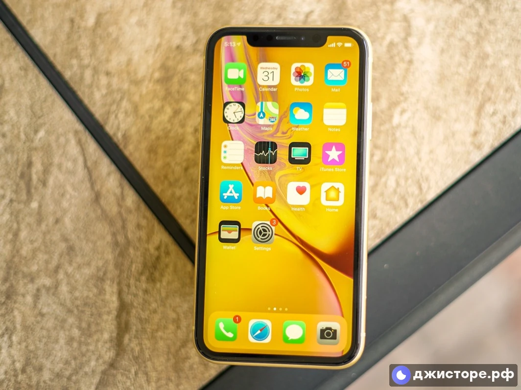 Apple iPhone XR — фото в использовании 2