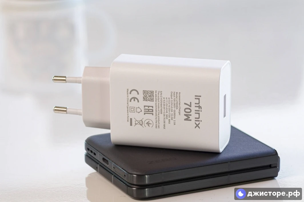 Infinix Zero Flip — фото в использовании 3