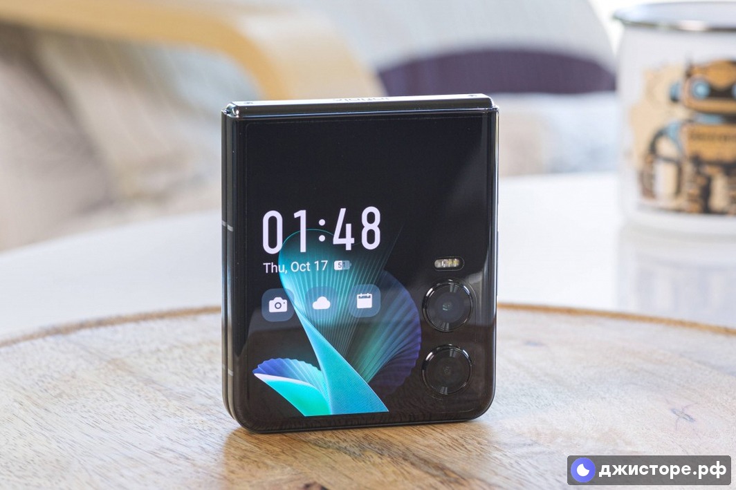 Infinix Zero Flip — фото в использовании 4