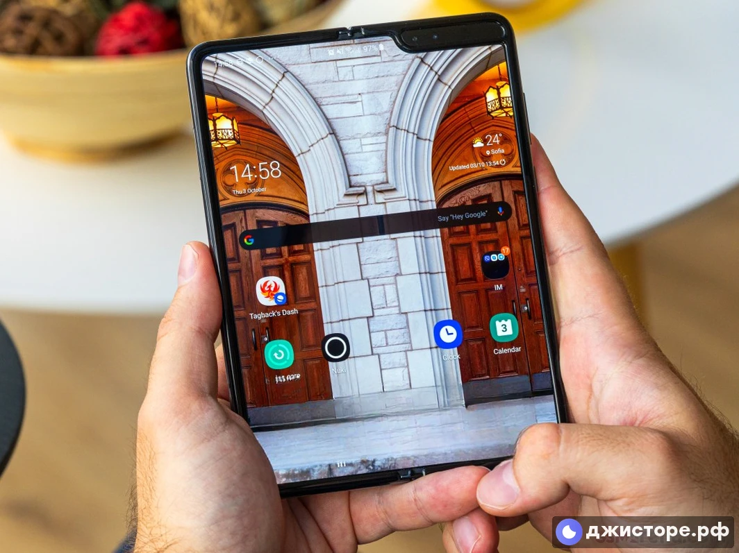 Samsung Galaxy Fold — фото в использовании 1