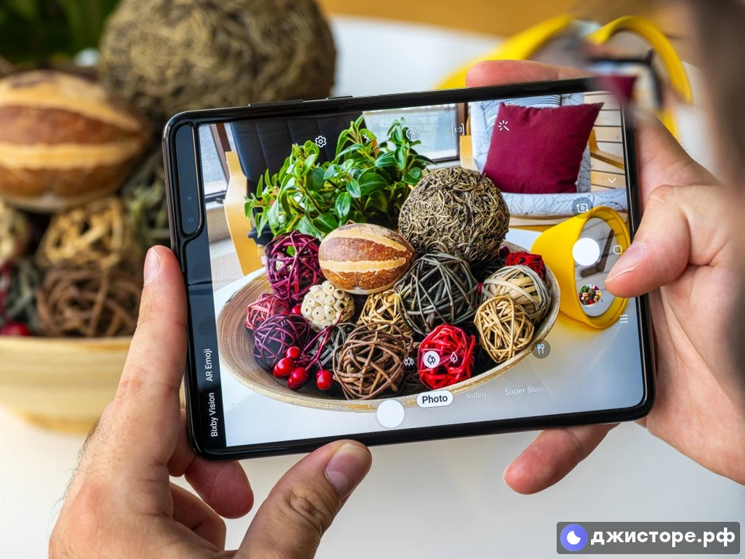 Samsung Galaxy Fold — фото в использовании 3