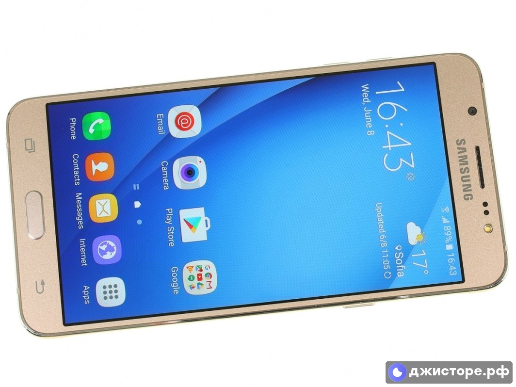 Samsung Galaxy J7 (2016) — фото в использовании 1