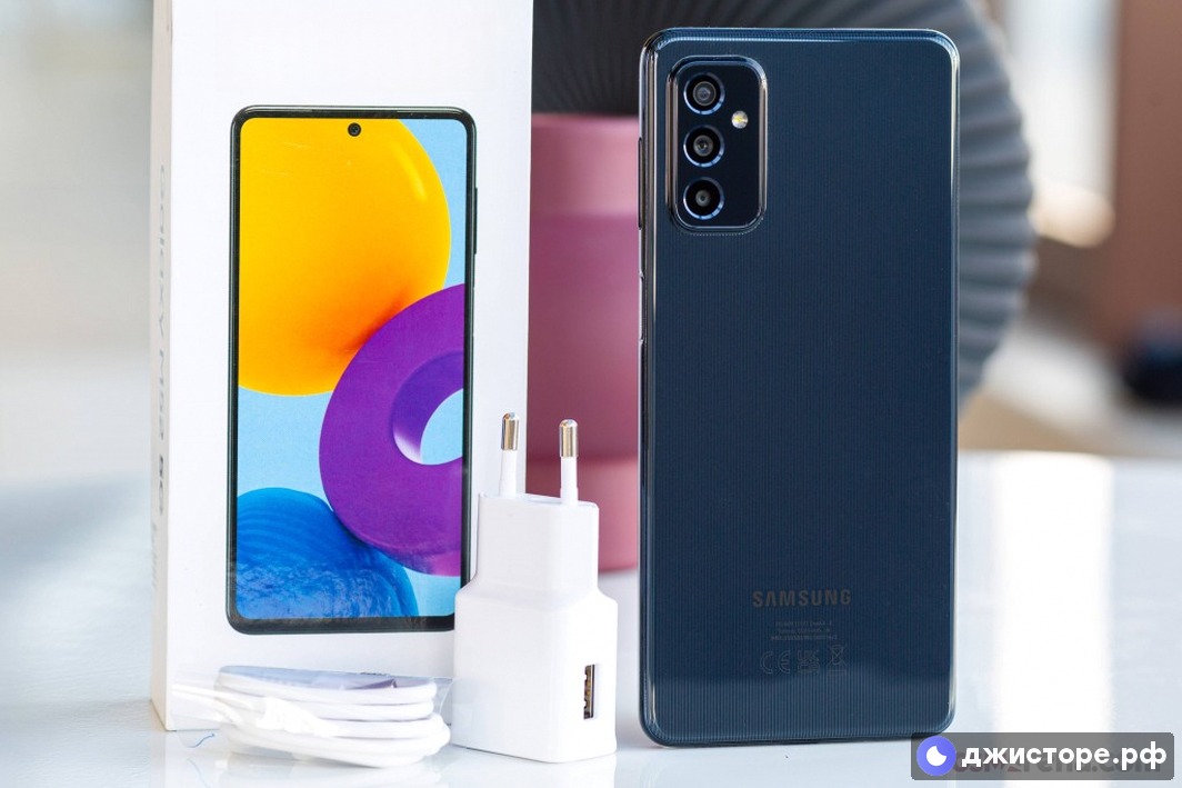 Samsung Galaxy M52 5G — фото в использовании 1