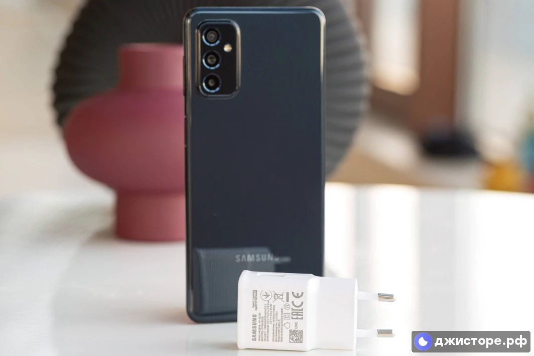 Samsung Galaxy M52 5G — фото в использовании 2