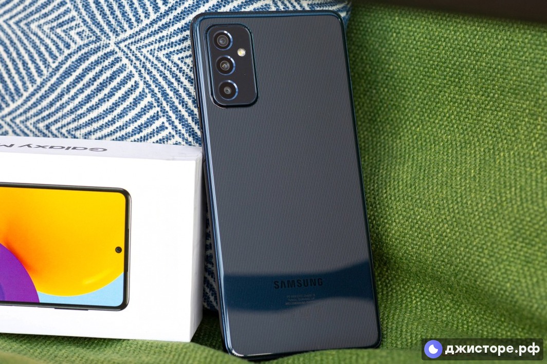 Samsung Galaxy M52 5G — фото в использовании 3