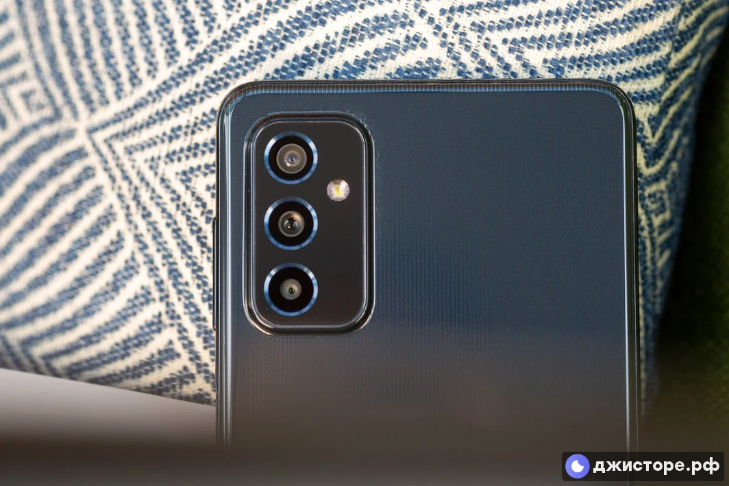 Samsung Galaxy M52 5G — фото в использовании 4