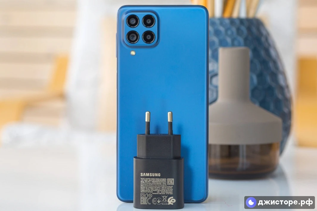 Samsung Galaxy M53 — фото в использовании 2