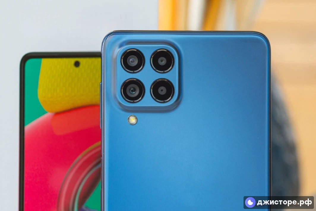 Samsung Galaxy M53 — фото в использовании 3