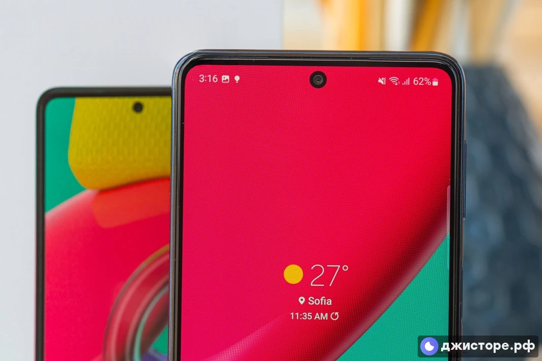 Samsung Galaxy M53 — фото в использовании 4