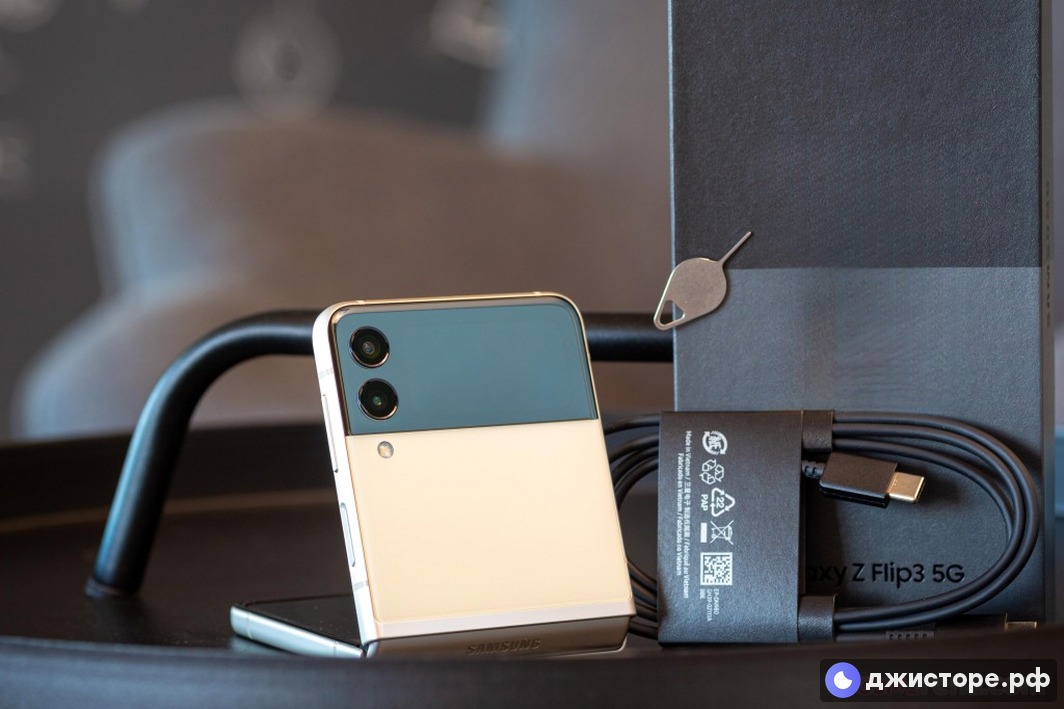 Samsung Galaxy Z Flip3 5G — фото в использовании 1