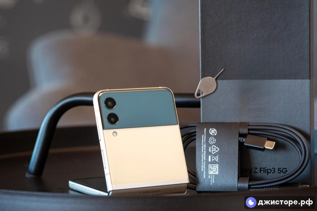 Samsung Galaxy Z Flip3 5G — фото в использовании 1