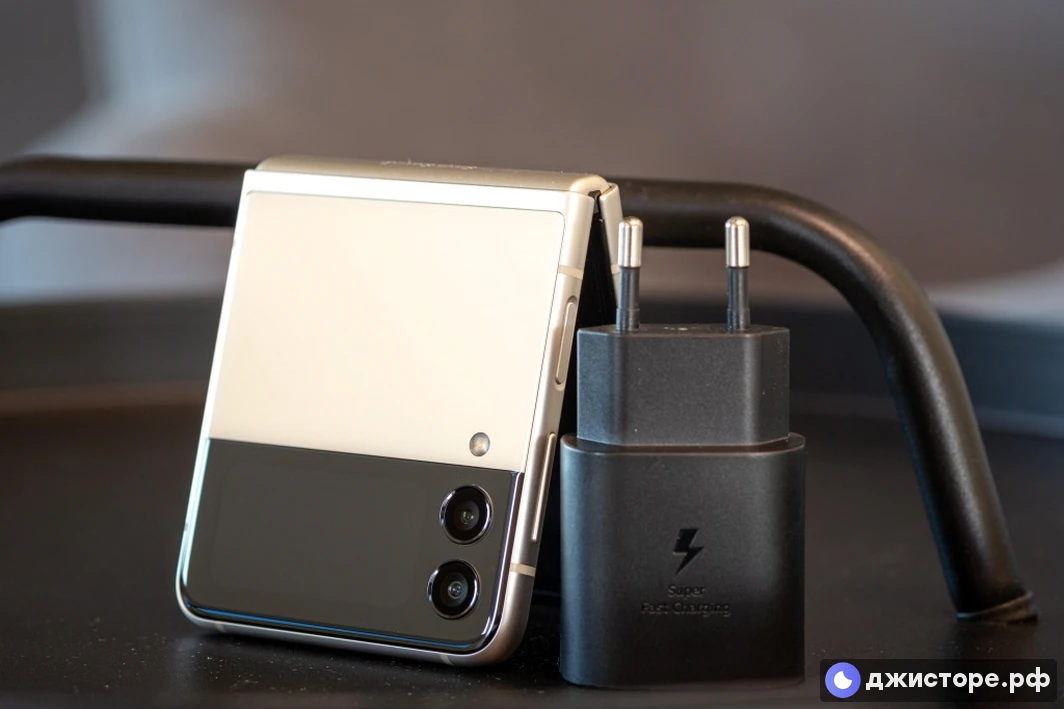Samsung Galaxy Z Flip3 5G — фото в использовании 2