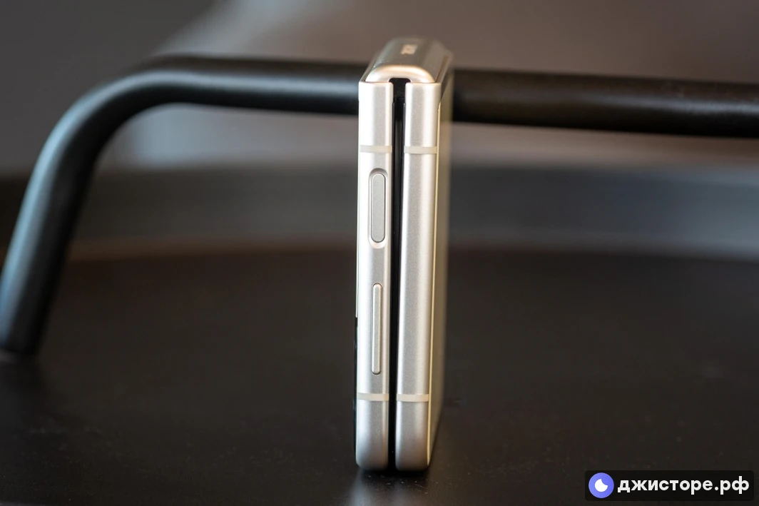 Samsung Galaxy Z Flip3 5G — фото в использовании 3