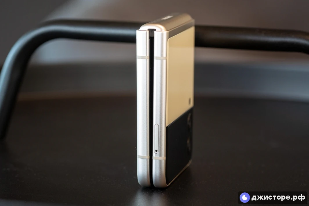 Samsung Galaxy Z Flip3 5G — фото в использовании 4