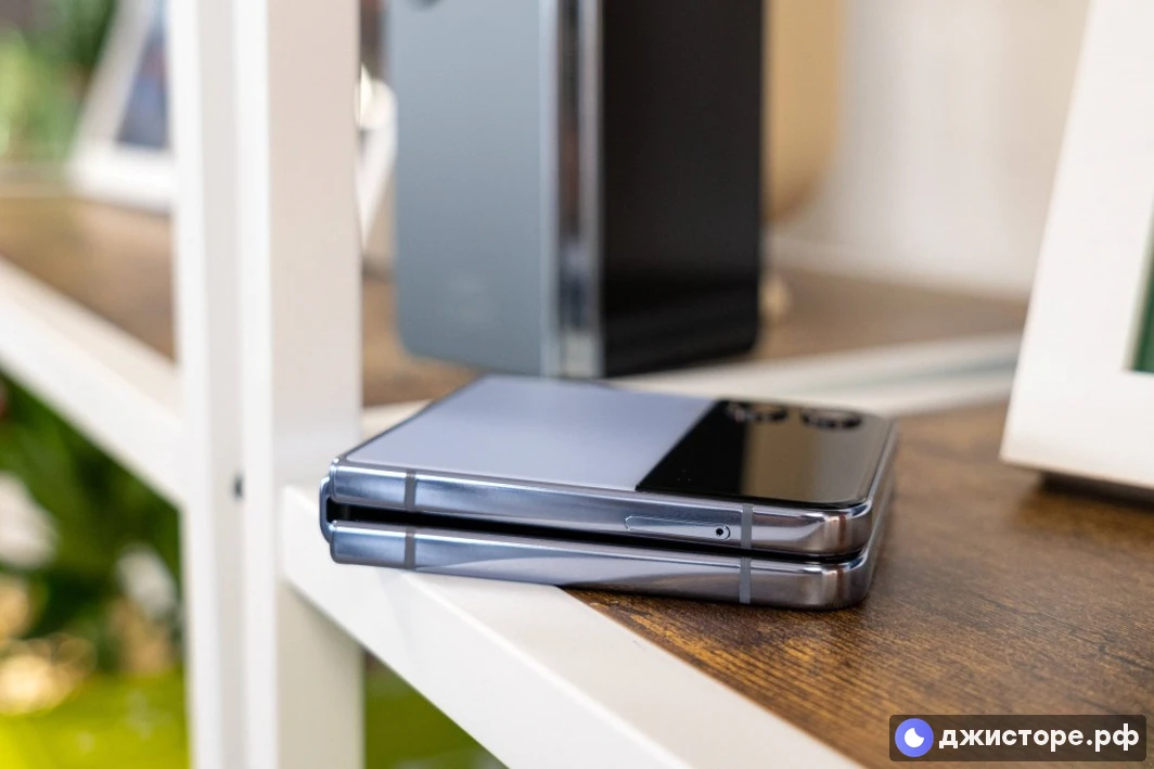Samsung Galaxy Z Flip4 — фото в использовании 3