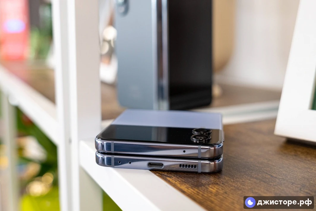 Samsung Galaxy Z Flip4 — фото в использовании 4