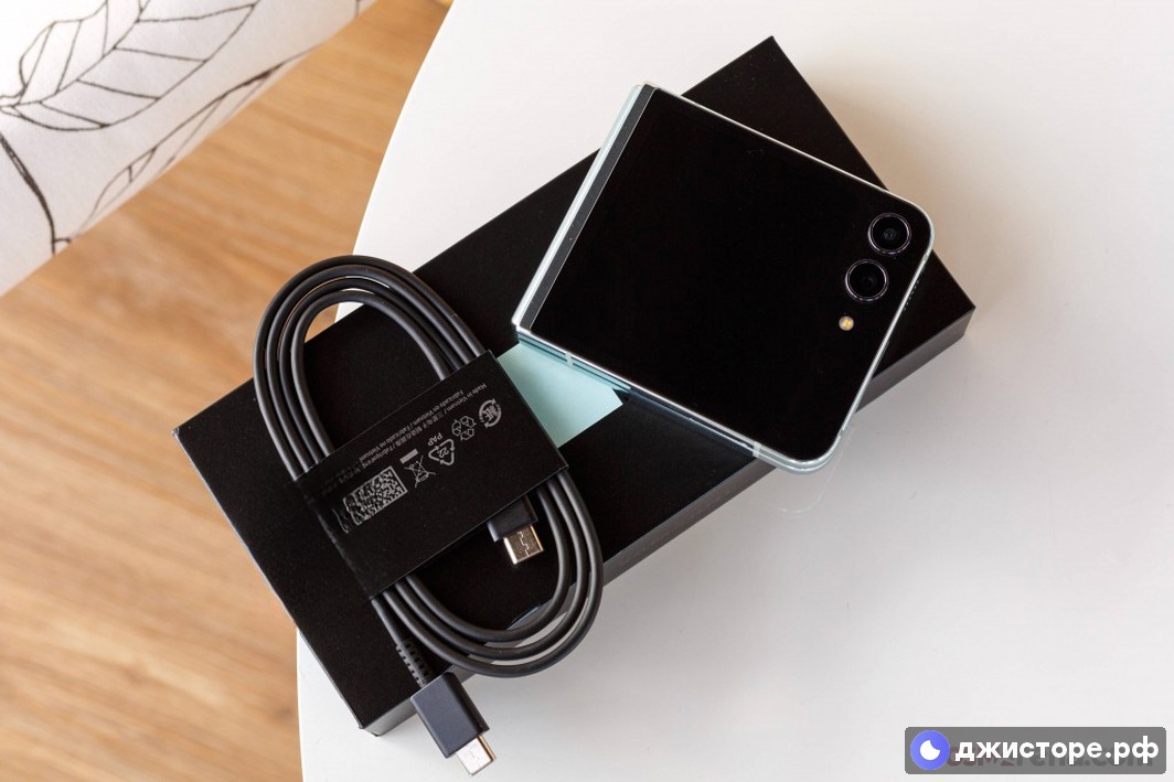 Samsung Galaxy Z Flip5 — фото в использовании 3