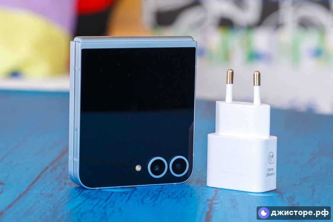 Samsung Galaxy Z Flip6 — фото в использовании 2