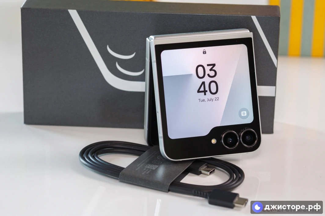 Samsung Galaxy Z Flip7 FE — фото в использовании 1