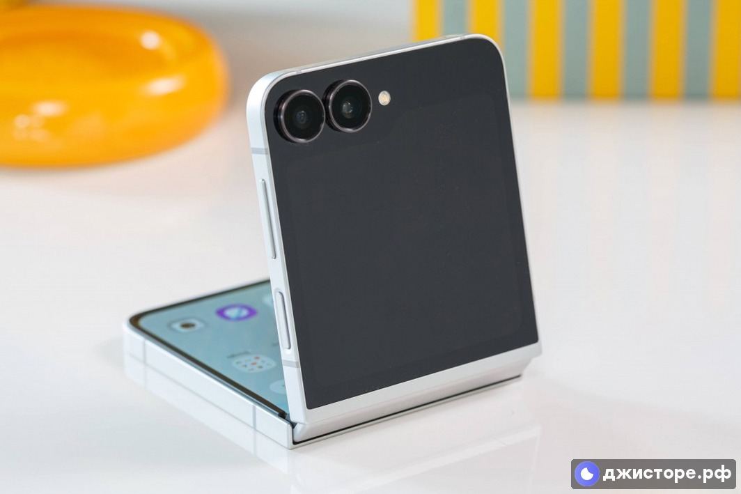 Samsung Galaxy Z Flip7 FE — фото в использовании 3