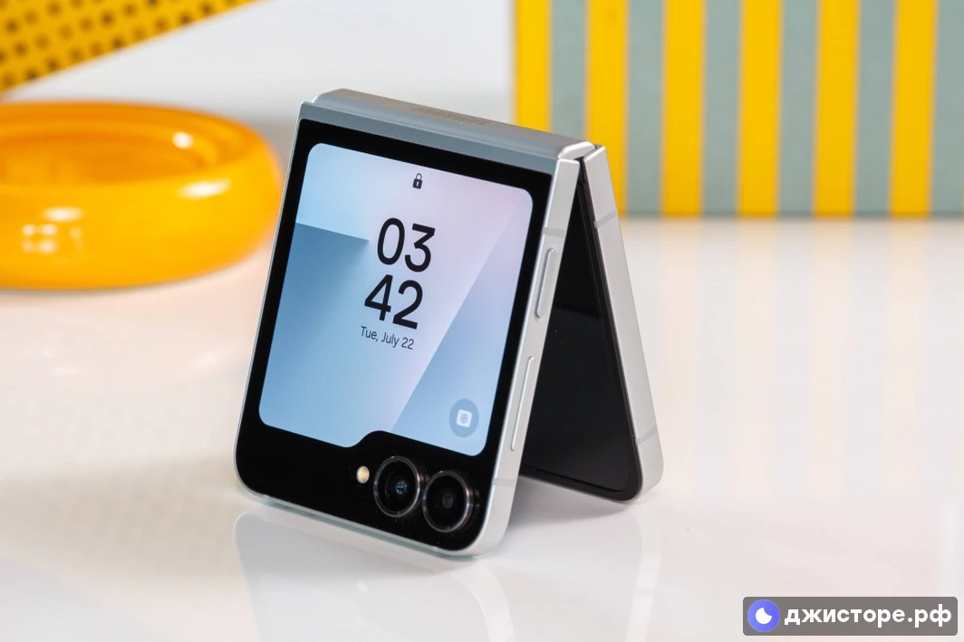 Samsung Galaxy Z Flip7 FE — фото в использовании 4