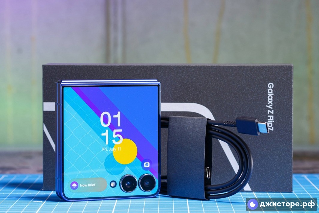 Samsung Galaxy Z Flip7 — фото в использовании 1