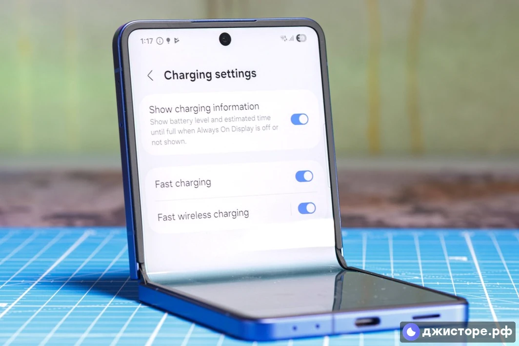 Samsung Galaxy Z Flip7 — фото в использовании 2