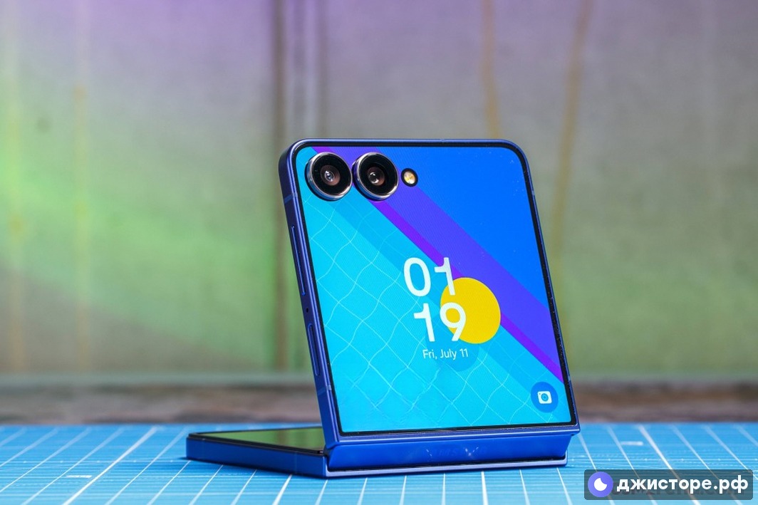 Samsung Galaxy Z Flip7 — фото в использовании 3