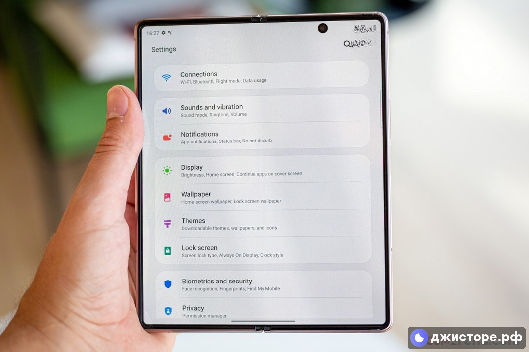 Samsung Galaxy Z Fold2 5G — фото в использовании 1