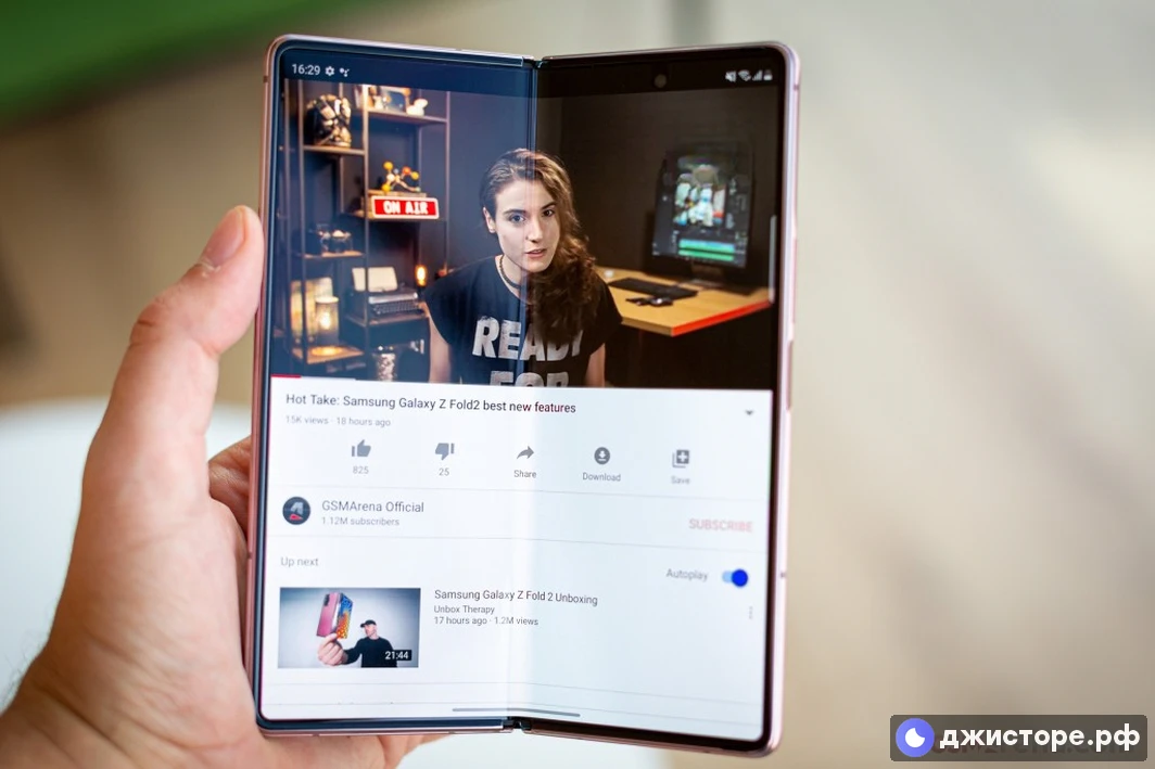 Samsung Galaxy Z Fold2 5G — фото в использовании 2