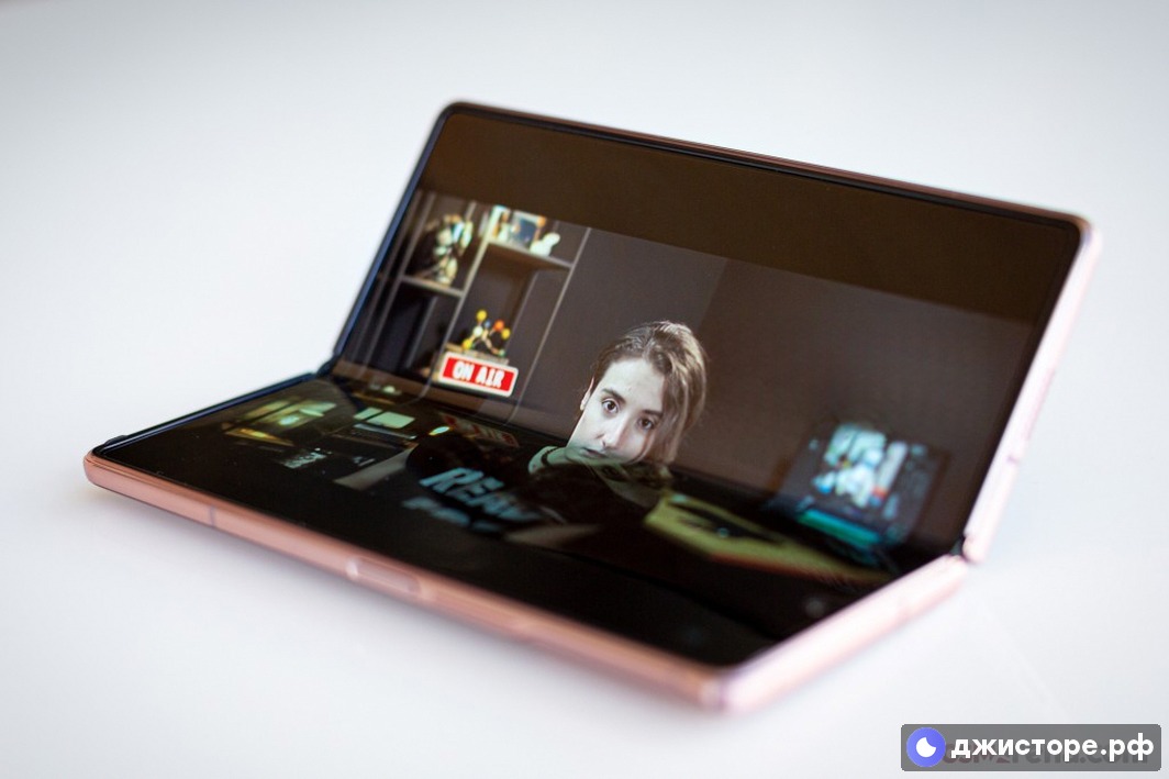 Samsung Galaxy Z Fold2 5G — фото в использовании 3
