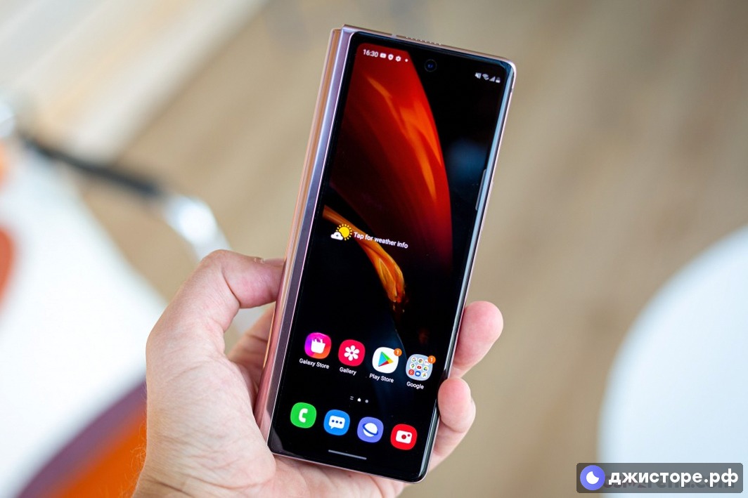 Samsung Galaxy Z Fold2 5G — фото в использовании 4