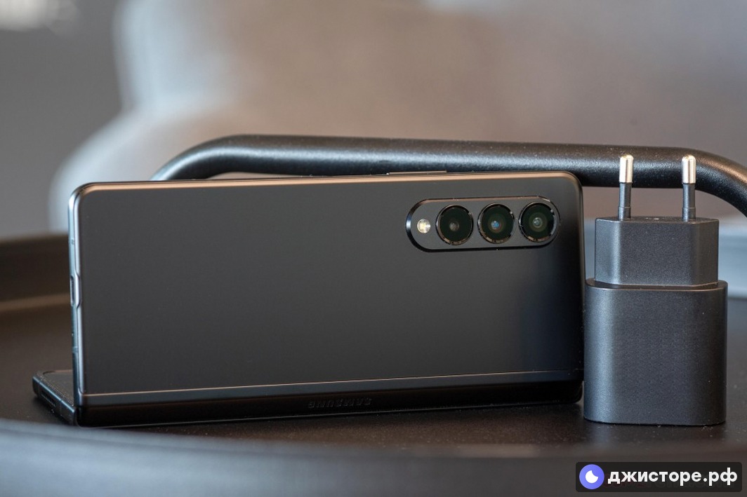 Samsung Galaxy Z Fold3 5G — фото в использовании 1