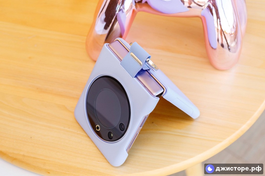 Tecno Phantom V Flip — фото в использовании 3