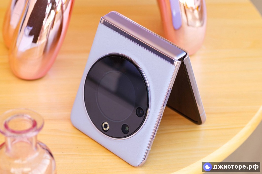 Tecno Phantom V Flip — фото в использовании 4