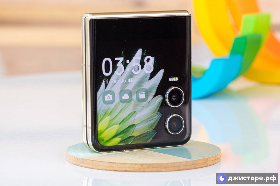 Tecno Phantom V Flip2 — фото в использовании 1