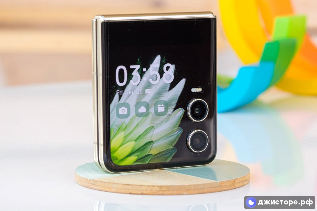Tecno Phantom V Flip2 — фото в использовании 1