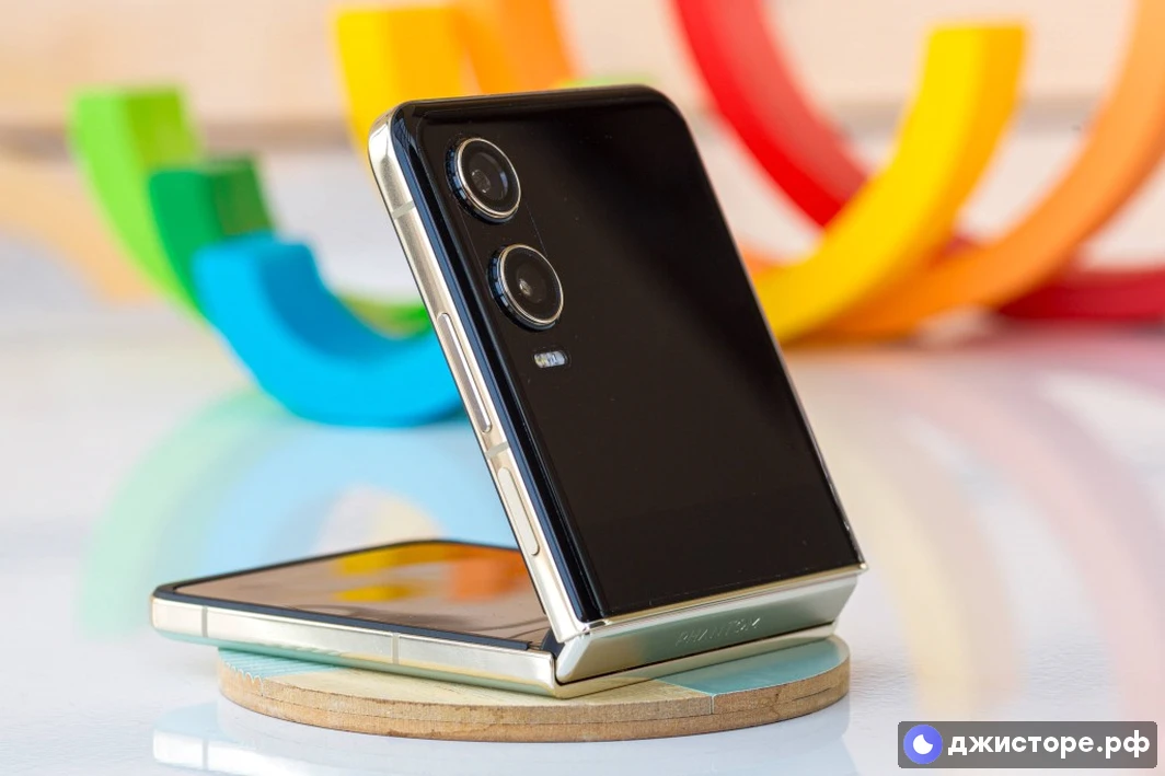Tecno Phantom V Flip2 — фото в использовании 3