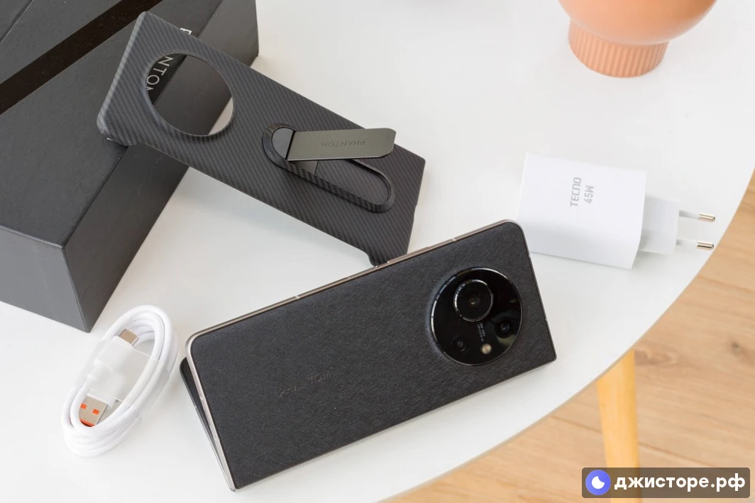 Tecno Phantom V Fold — фото в использовании 1