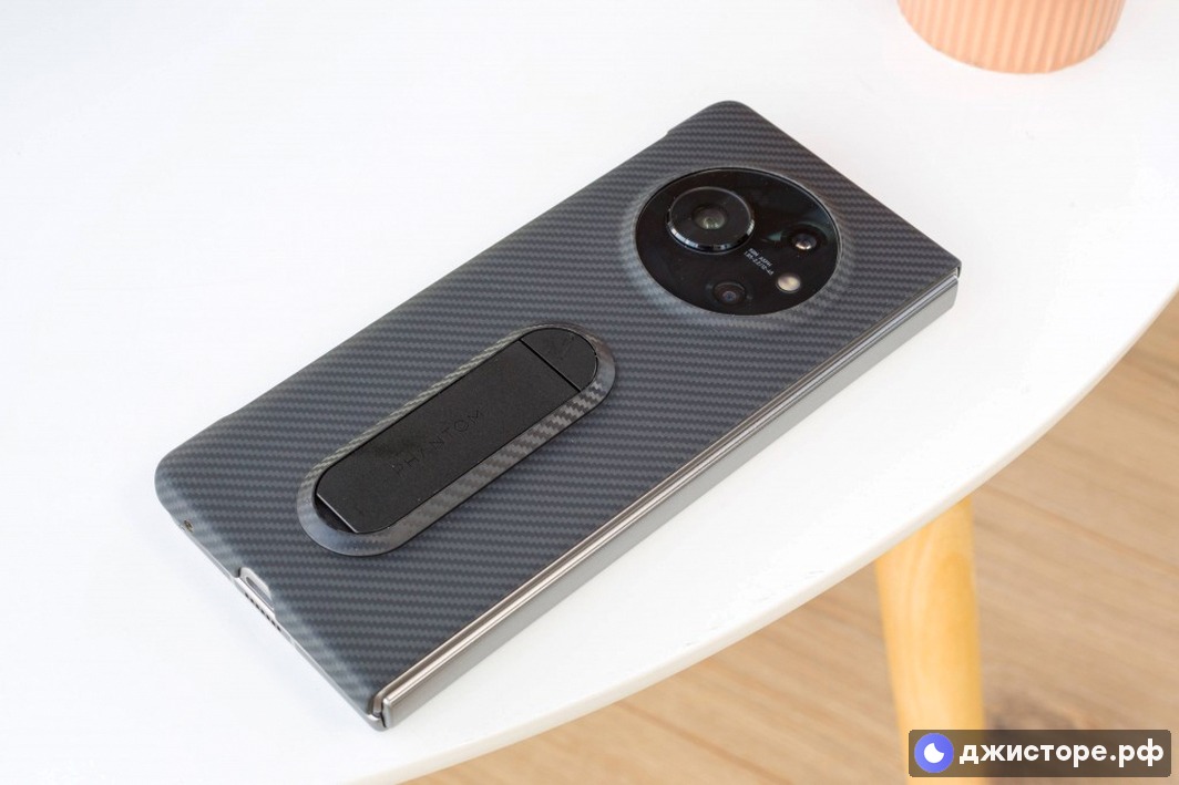 Tecno Phantom V Fold — фото в использовании 2