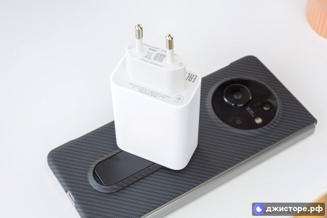 Tecno Phantom V Fold — фото в использовании 3