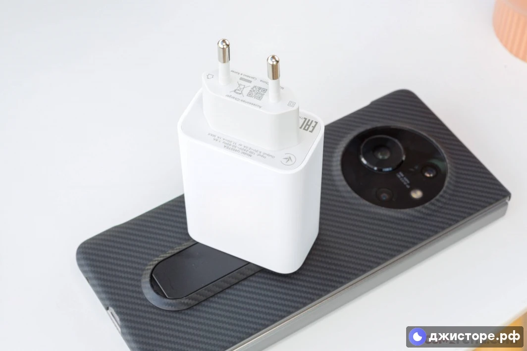 Tecno Phantom V Fold — фото в использовании 3