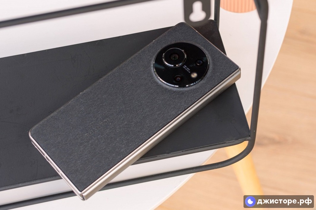 Tecno Phantom V Fold — фото в использовании 4