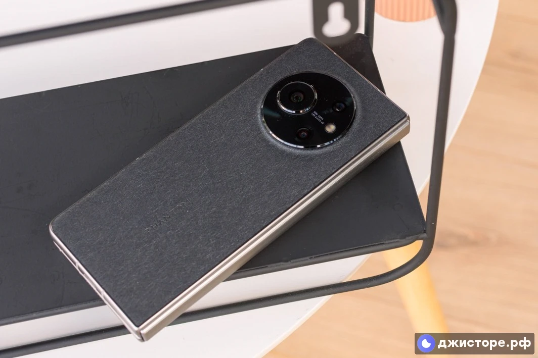 Tecno Phantom V Fold — фото в использовании 4