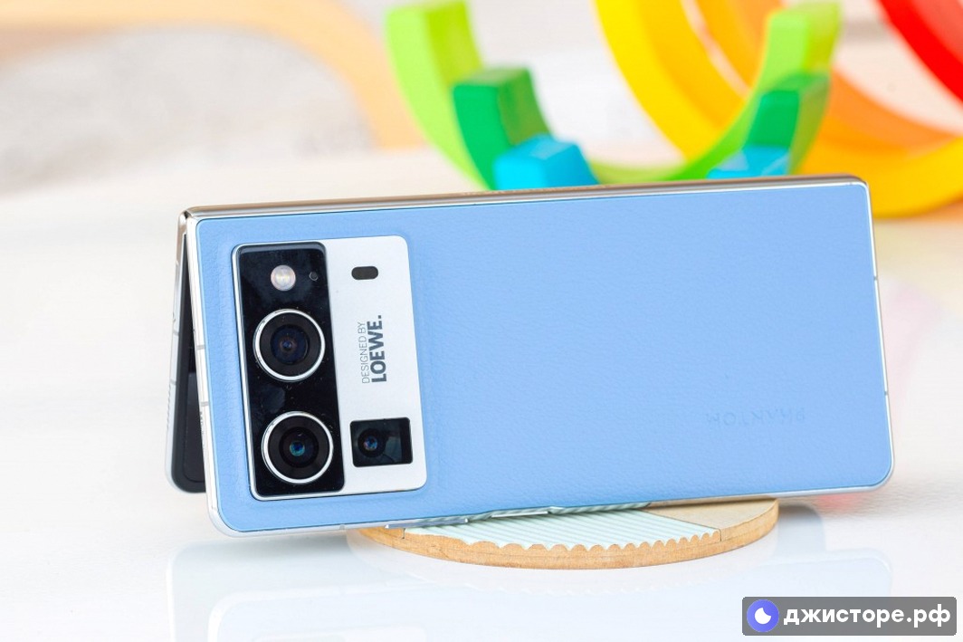 Tecno Phantom V Fold2 — фото в использовании 1
