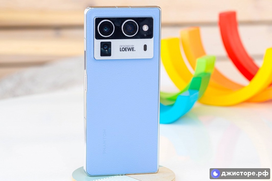 Tecno Phantom V Fold2 — фото в использовании 2