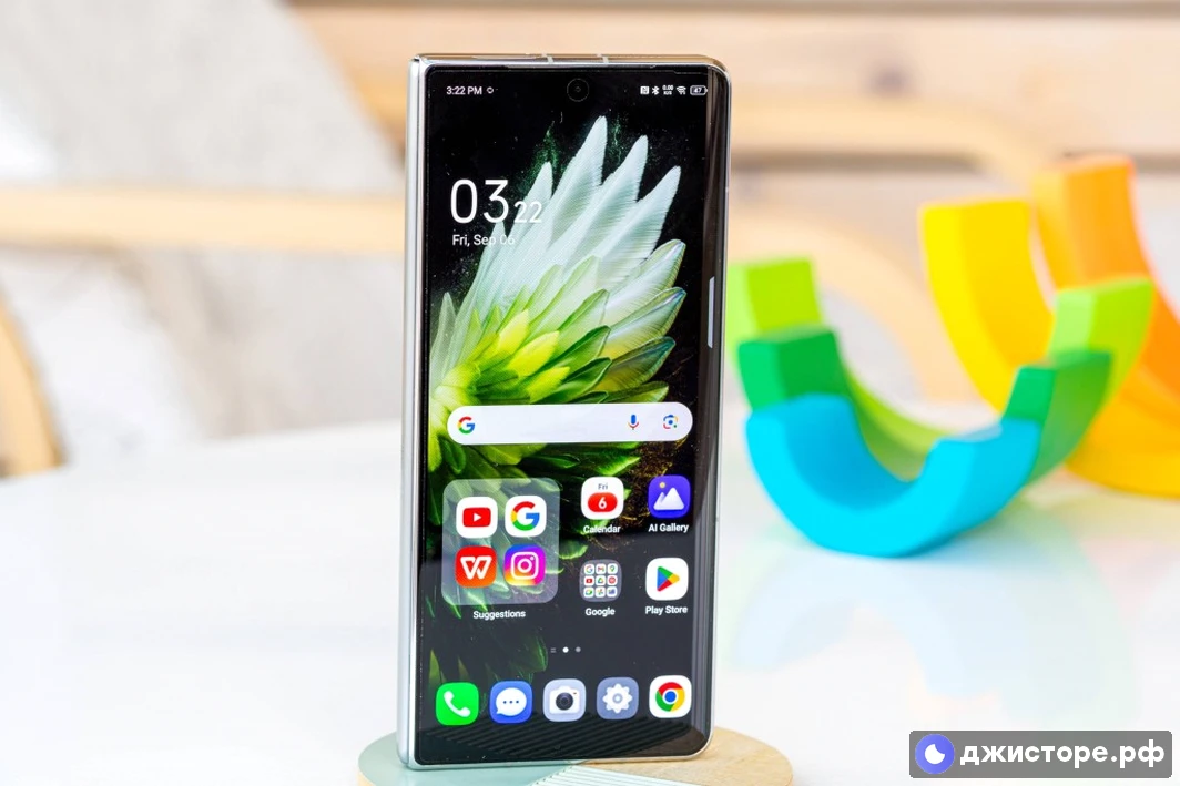 Tecno Phantom V Fold2 — фото в использовании 3