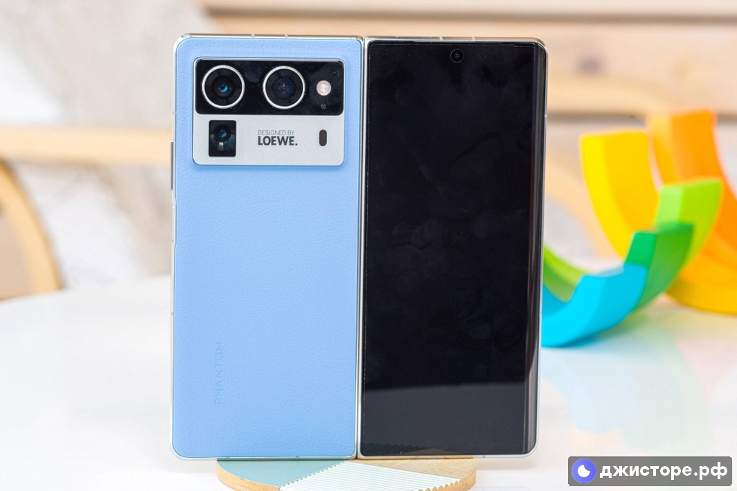 Tecno Phantom V Fold2 — фото в использовании 4