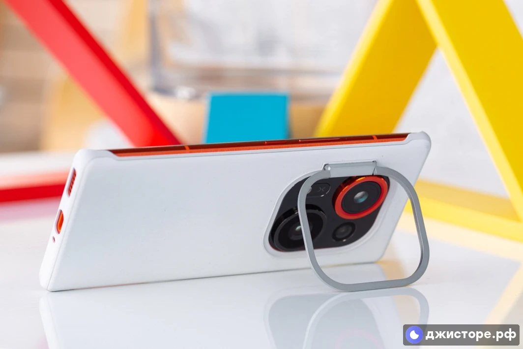 Tecno Phantom X2 Pro — фото в использовании 3