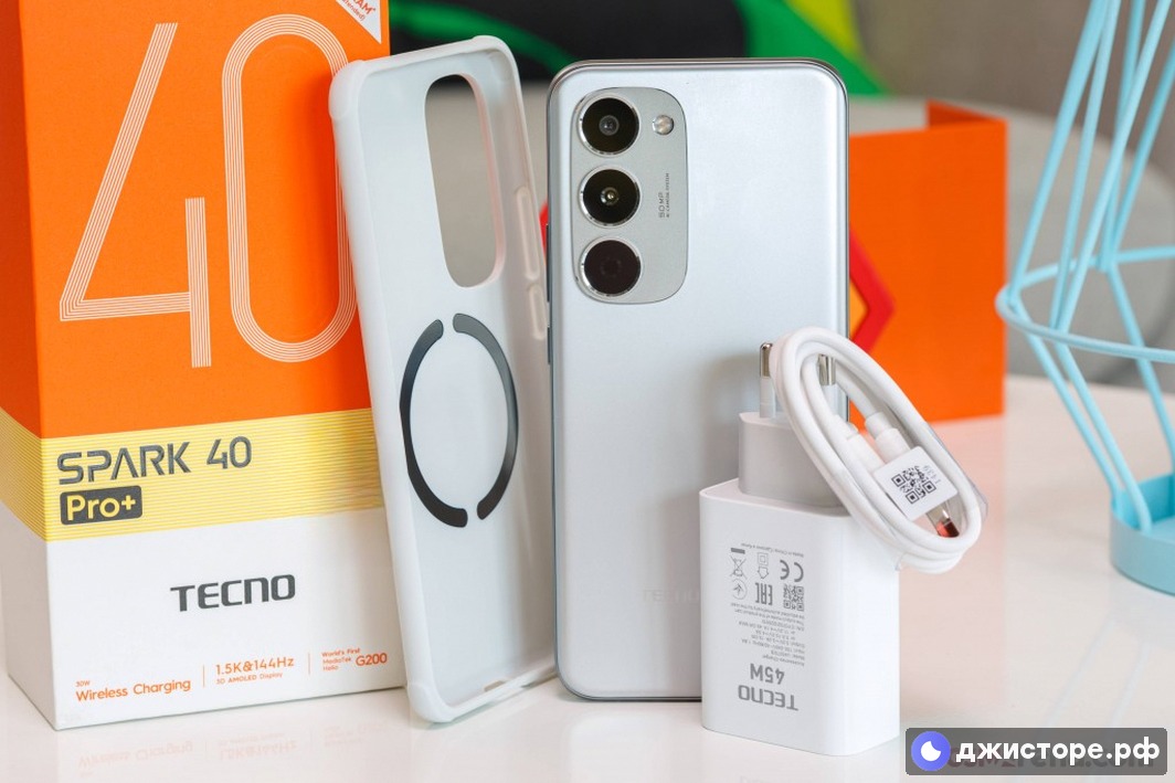 Tecno Spark 40 Pro — фото в использовании 1